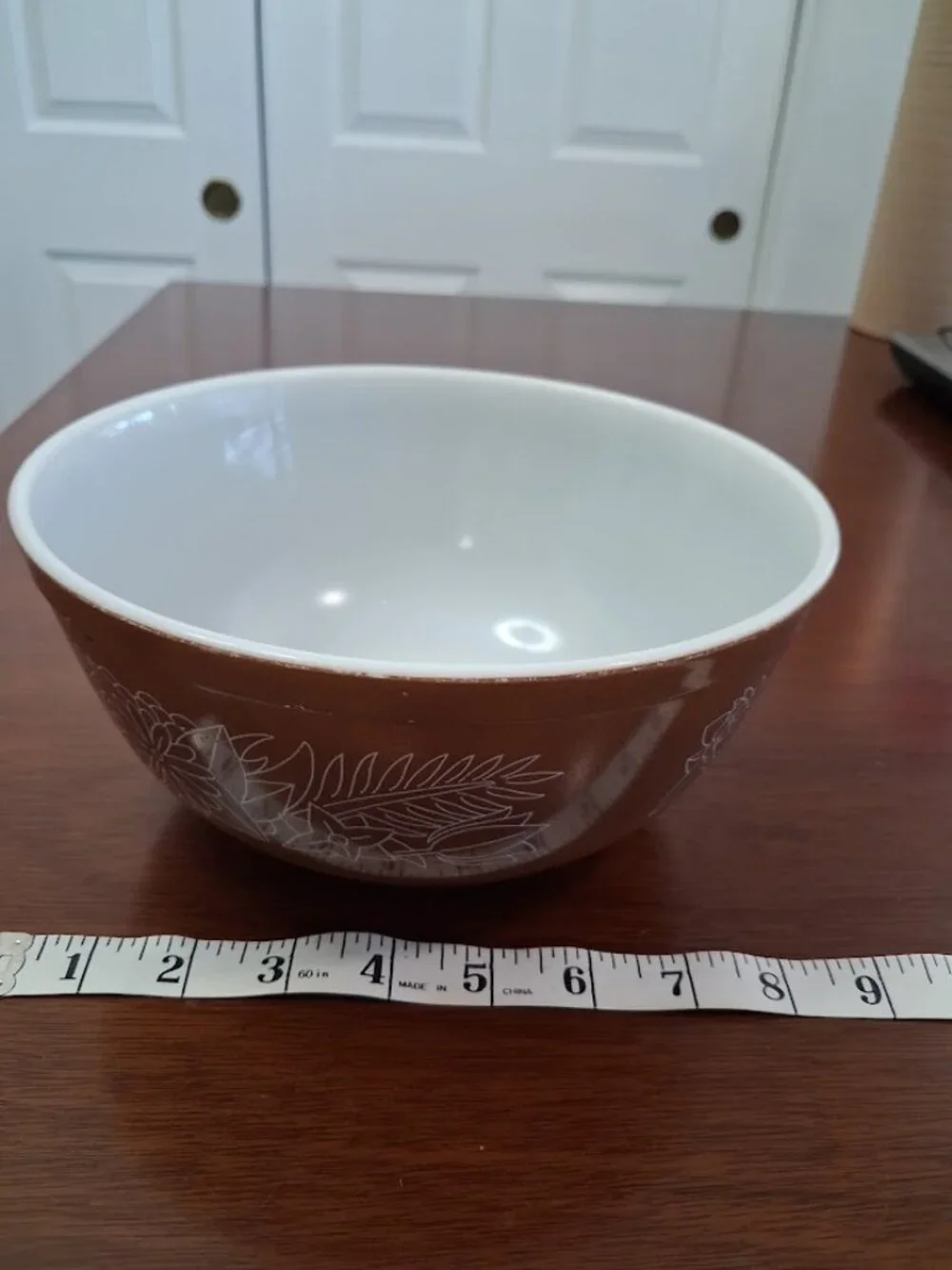 Vintage PYREX 403 Woodland 2 1/2 Quart Mixing Bowl by Corning. Brown and White